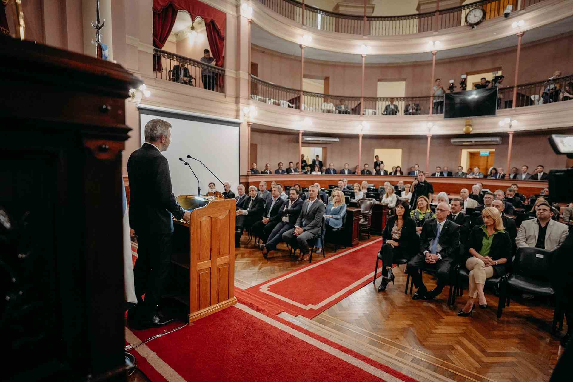 Frigerio presentó el presupuesto 2025 y anunció la baja del déficit provincial