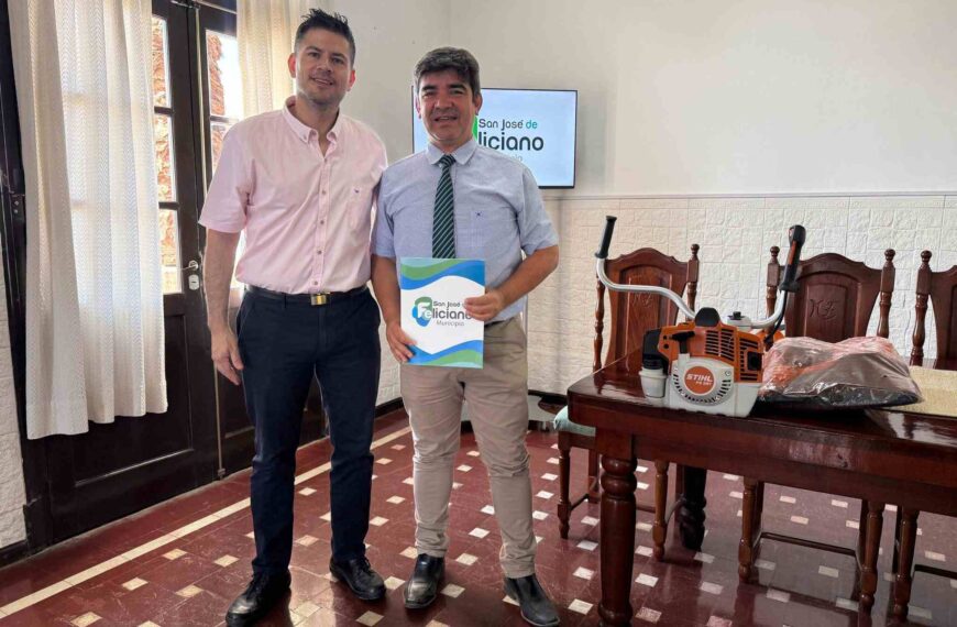 El Municipio de Feliciano dona motoguadaña a Dirección Dptal de Escuelas.