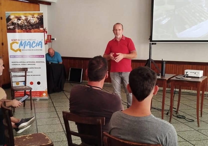 Maciá Promueve la Apicultura en Uruguay: Exitosa Capacitación Apícola