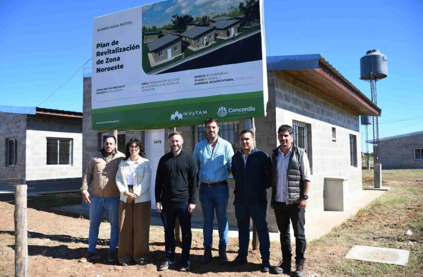 Azcué recorrió las viviendas construidas para familias de zonas inundables