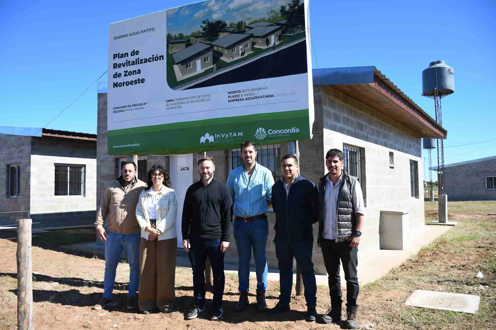 Azcué recorrió las viviendas construidas para familias de zonas inundables