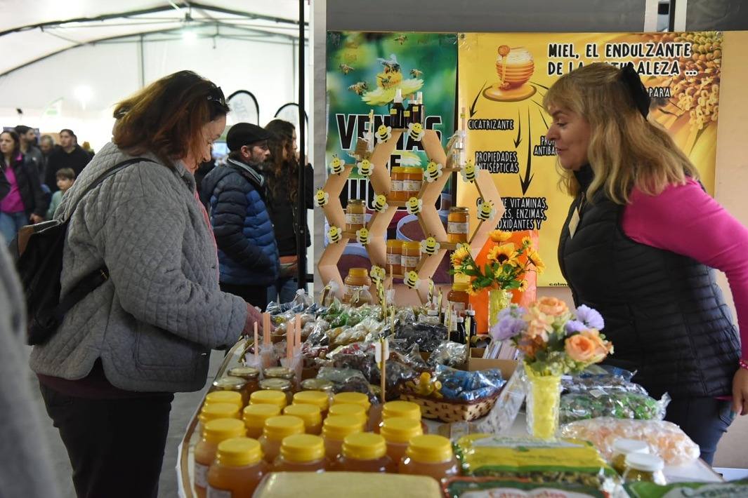 El Municipio y Apicultores de Maciá participaron de la ExpoMiel Azul 2025