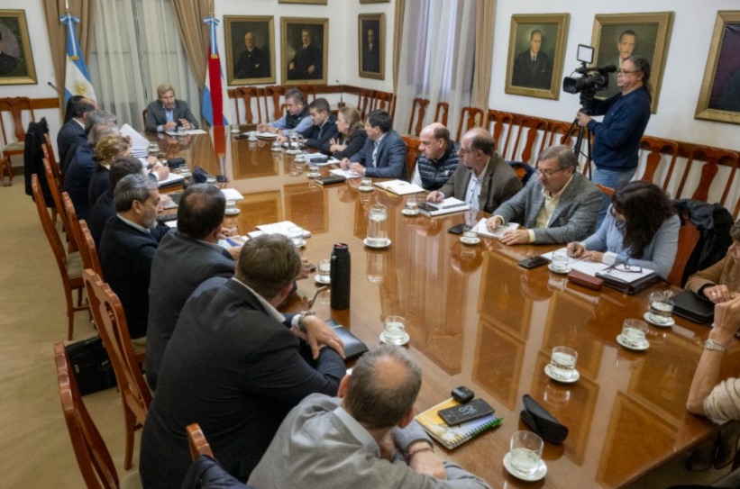 El gobernador encabezó una nueva reunión de gabinete centrada en obras viales y cuidado del gasto público