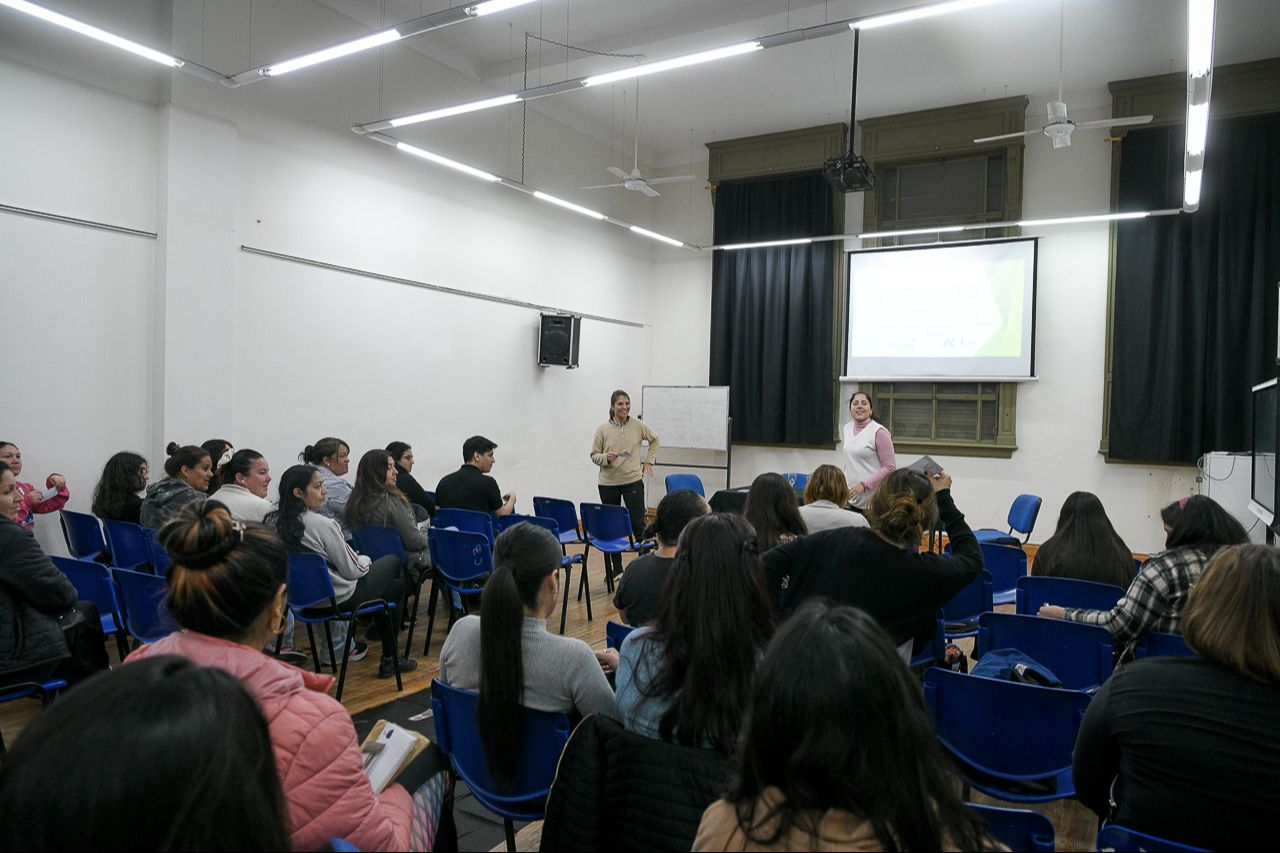 Escuela de Oficios 2025: comenzó en Paraná la capacitación en Cuidado de Infancias
