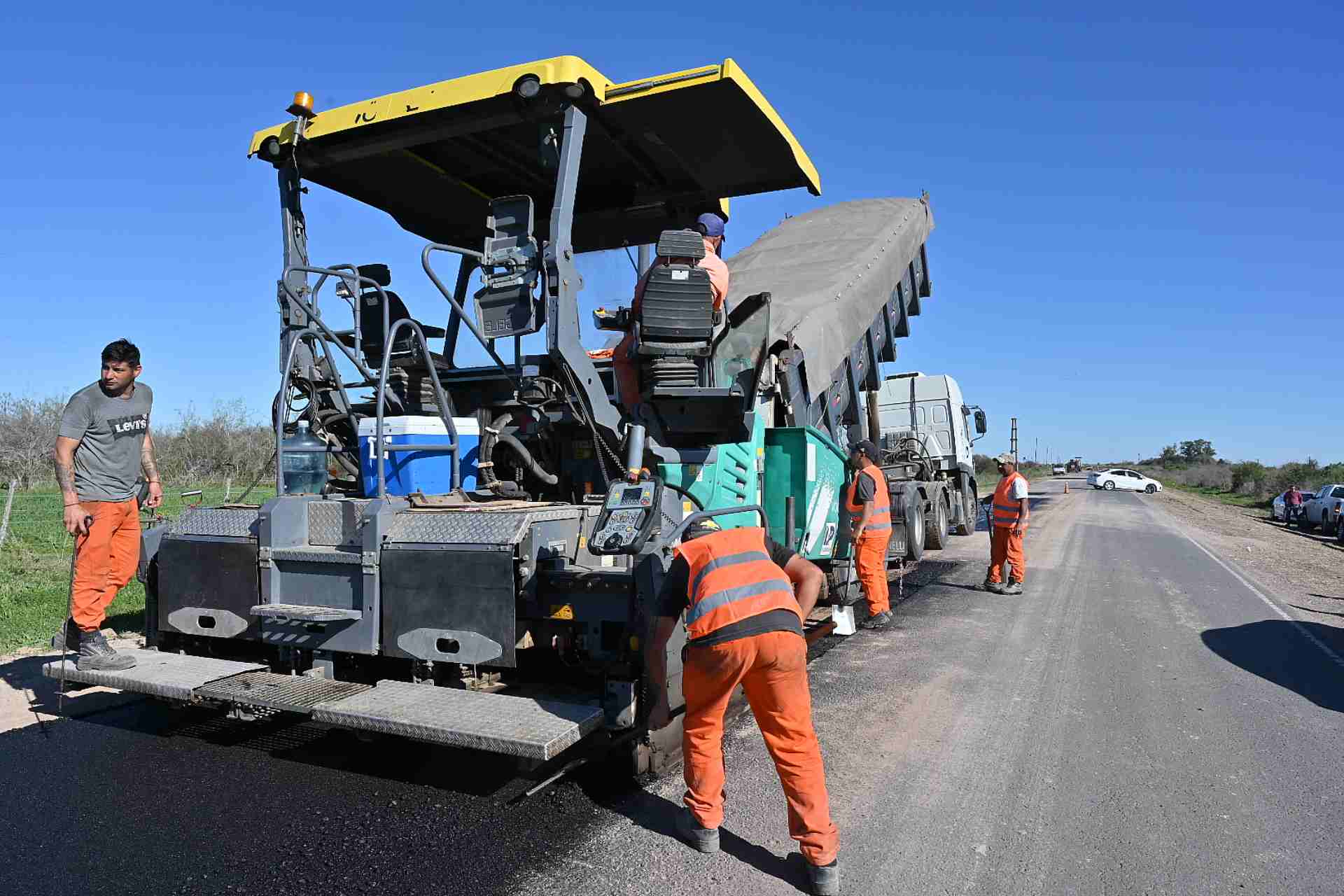 La provincia invierte en infraestructura vial y educativa en Urdinarrain y la región