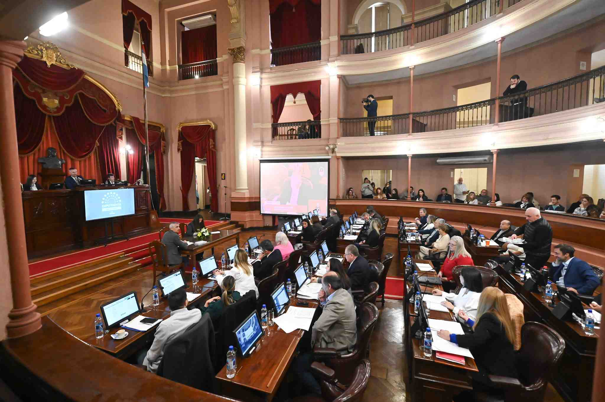 La Cámara Diputados otorgó media sanción a los consorcios camineros rurales y rindió homenaje a Karlic