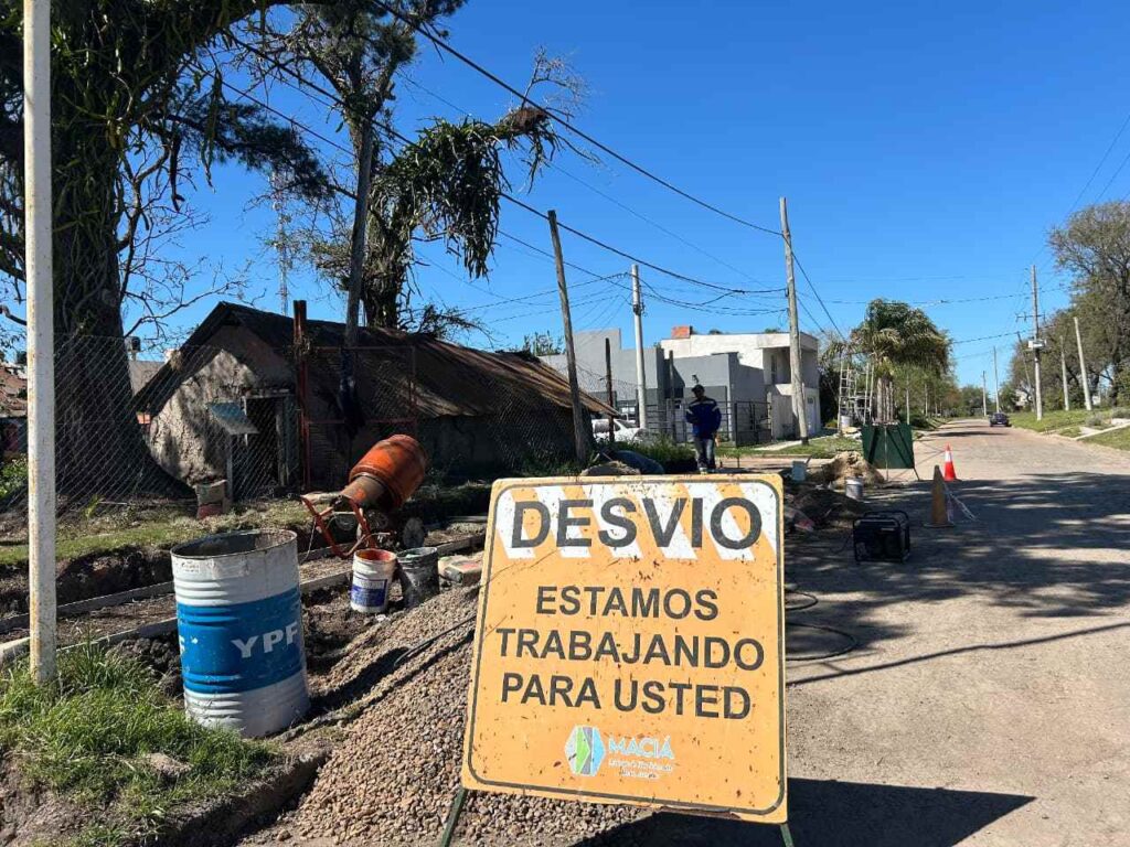 Mejoras en la Fonda La Oriental: Construcción de veredas y restauración en Maciá