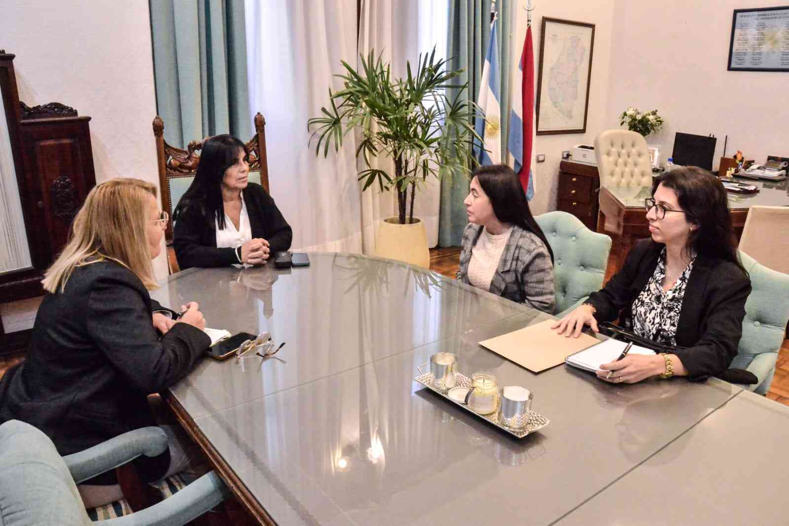 Aluani recibió a la presidenta comunal de Las Cuevas