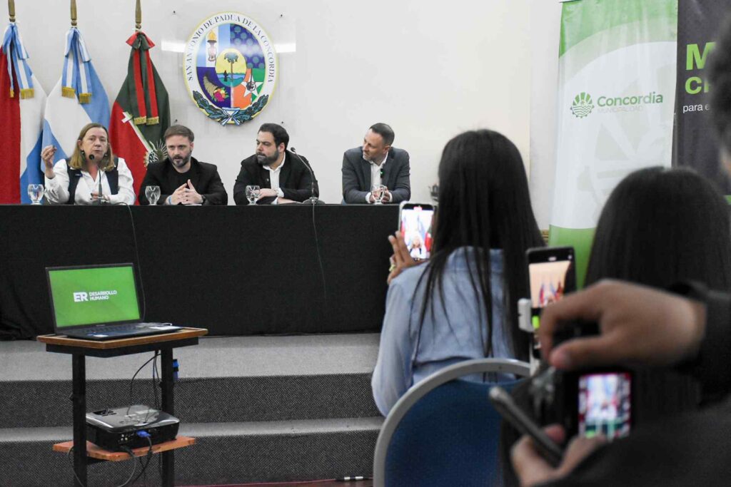 La provincia firmó convenios del programa Microcréditos para el impulso local en Concordia