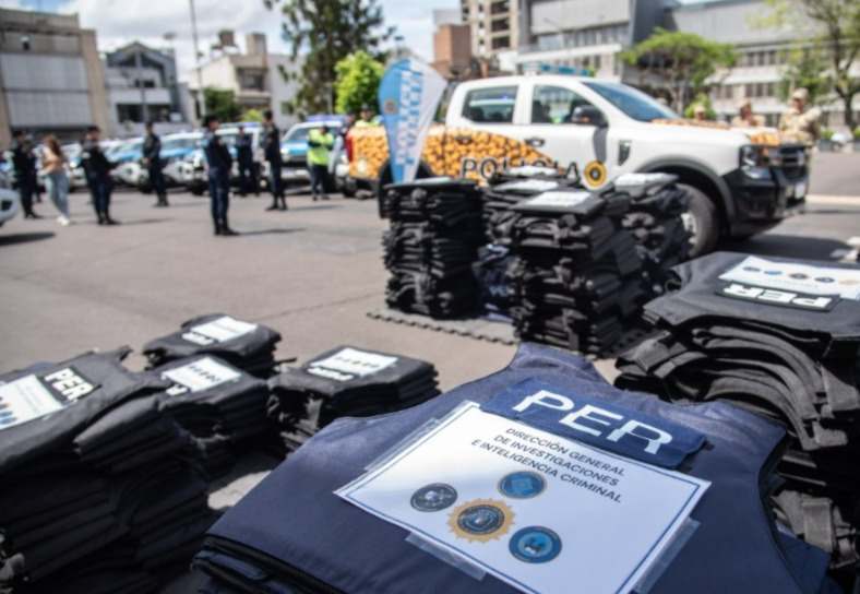 Frigerio distribuyó 1300 chalecos antibalas a la Policía para reforzar la prevención y cuidado de los agentes