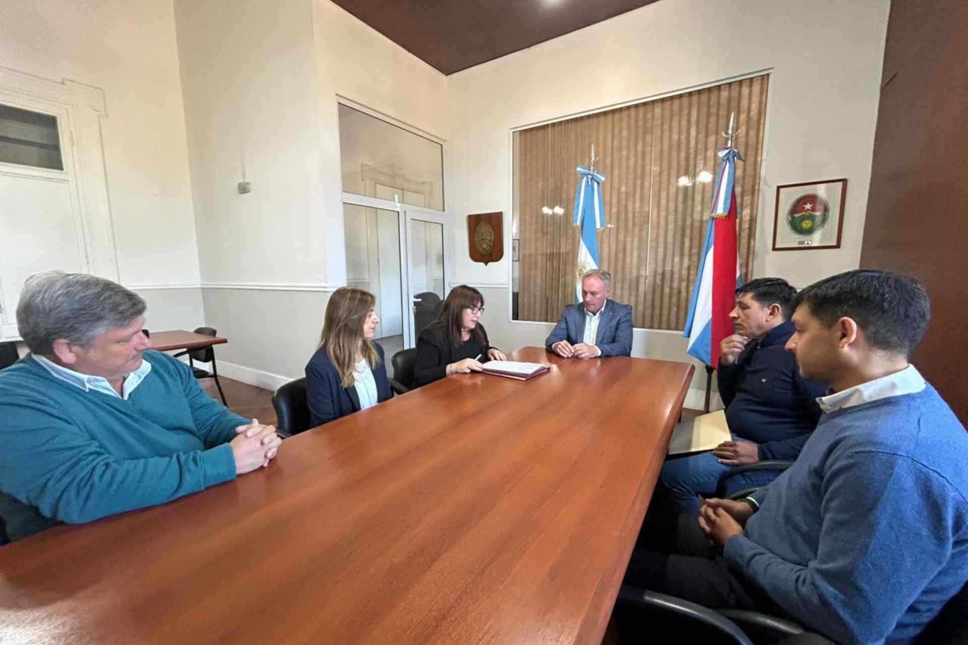 Se firmó contrato para la obra de reestructuración en el Hospital San Roque de Paraná