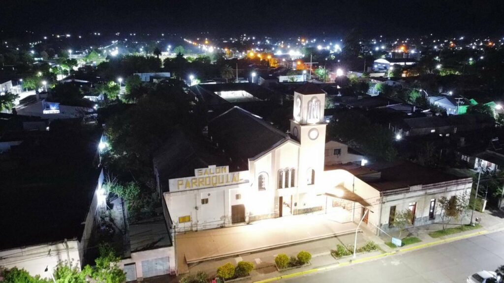 Feliciano avanza con obras de iluminación en barrios y espacios históricos