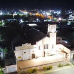 Feliciano avanza con obras de iluminación en barrios y espacios históricos