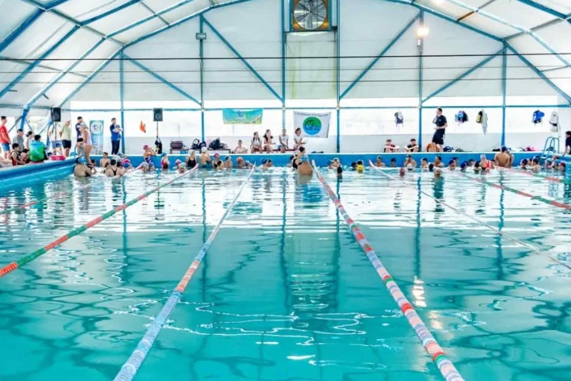 Docentes participaron de una clínica de natación dictada por José Meolans en La Paz