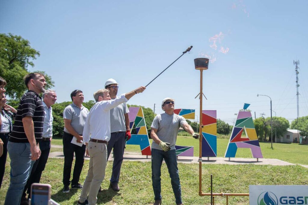 El gobernador inauguró la ampliación de la red de gas natural y entregó escrituras a familias de Maciá