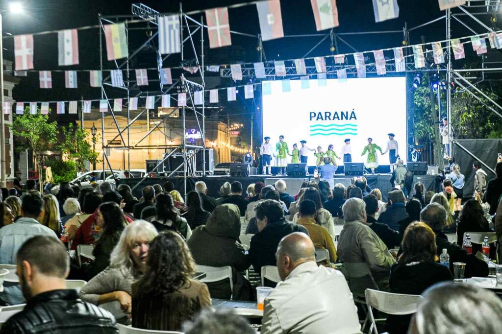 Los paranaenses disfrutan de un fin de semana de sabores, tradiciones y cultura en la Feria de las Colectividades