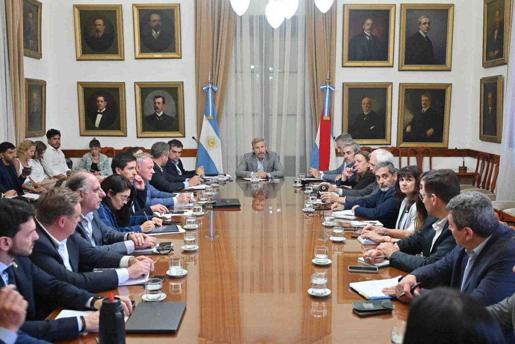Vehículos, nuevos sistemas de digitalización y viviendas, fueron los temas centrales de la reunión de gabinete