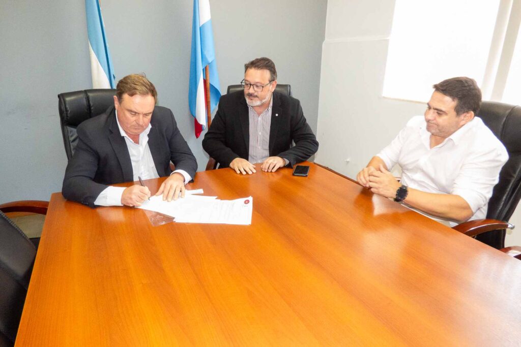 Firman un convenio de colaboración para mejorar caminos de Islas del Ibicuy