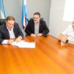 Firman un convenio de colaboración para mejorar caminos de Islas del Ibicuy