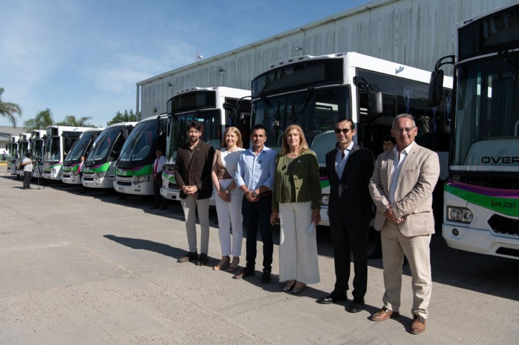 La Municipalidad de Paraná presentó la flota 0 km del Nuevo Sistema de Transporte Urbano de Pasajeros
