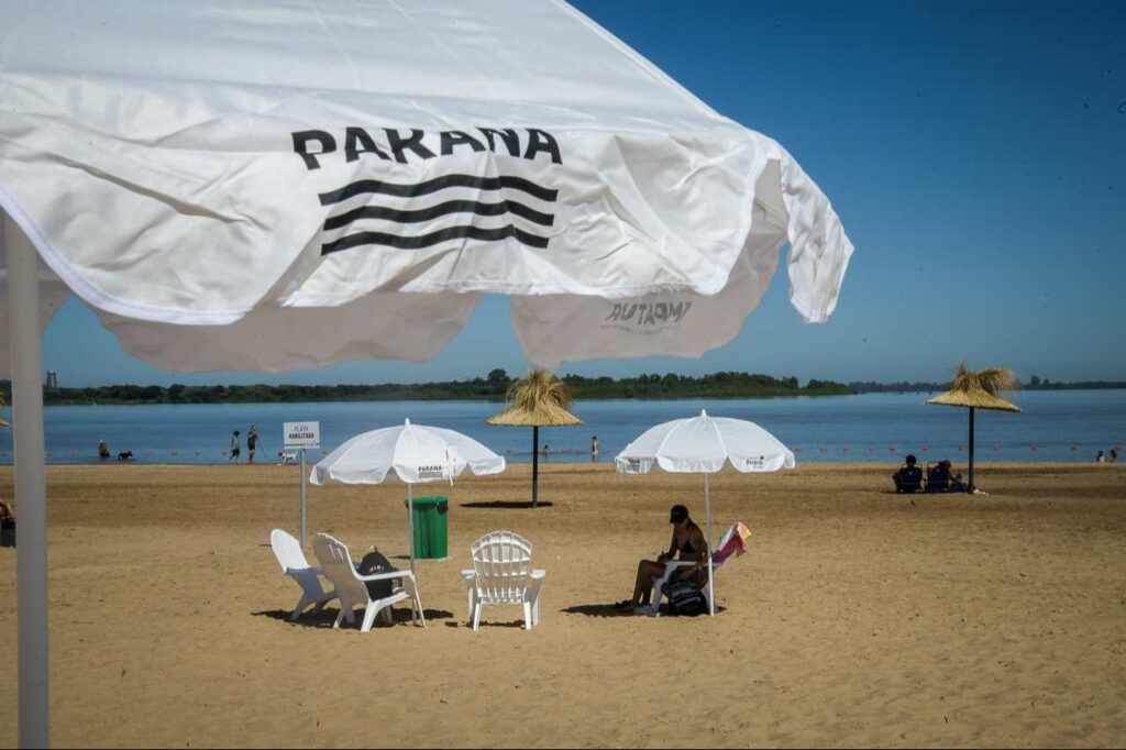 La Municipalidad de Paraná habilitó el servicio de sombrillas y reposeras en el balneario Thompson