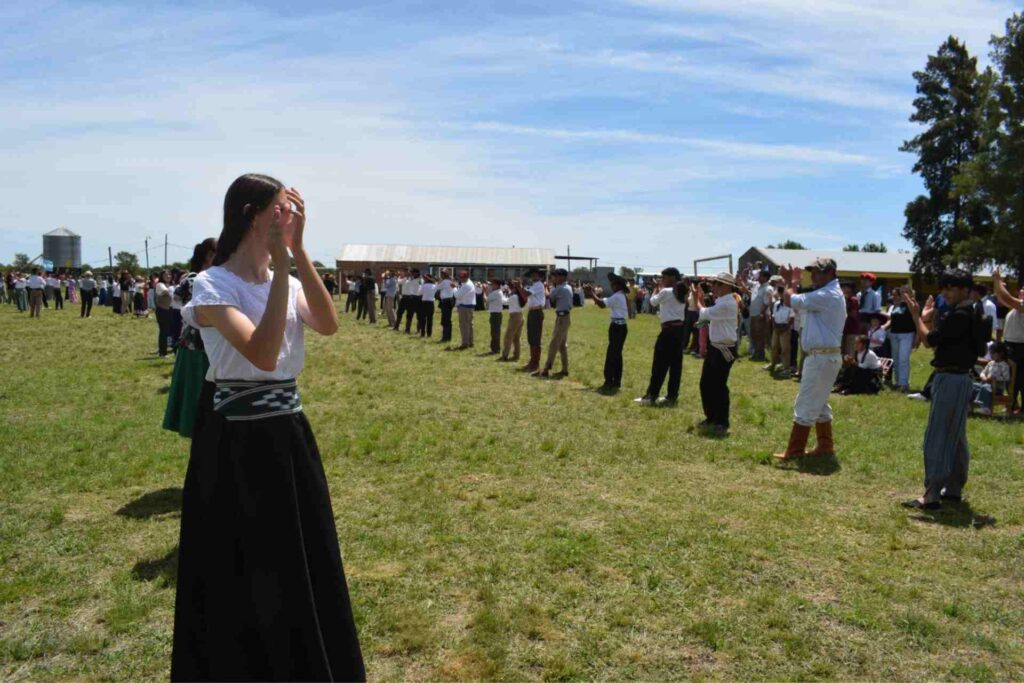 Más de 160 bailarines protagonizaron la fiesta cultural de la Escuela Agrotécnica de Feliciano