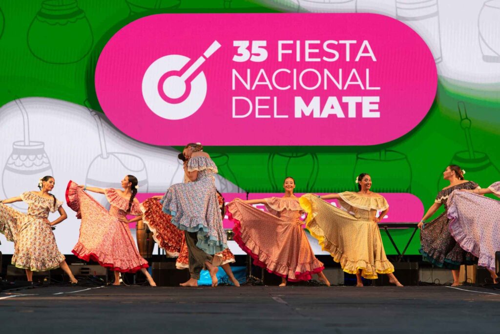  Los Nocheros pusieron el broche de oro al primer día de la Fiesta Nacional del Mate ante miles de personas 
