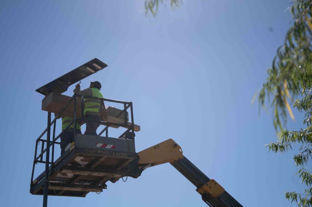 La Municipalidad de Paraná instala luminarias LED con energía solar