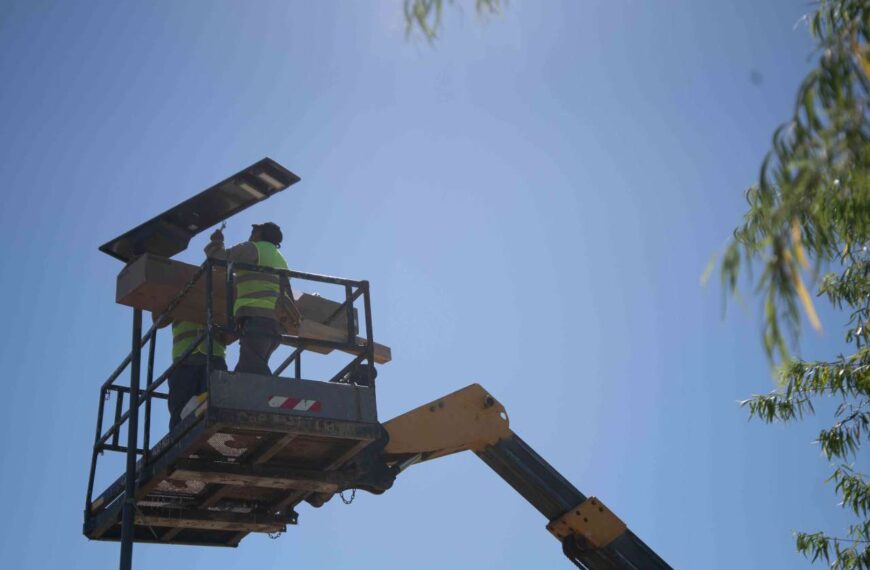 La Municipalidad de Paraná instala luminarias LED con energía solar