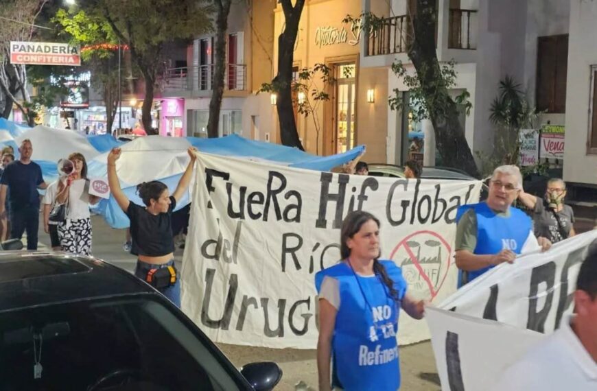 Marcha en Colón en rechazo a la planta de HIF Global en el río Uruguay