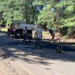 Comenzó la obra de bacheo en accesos clave al Lago de Salto Grande