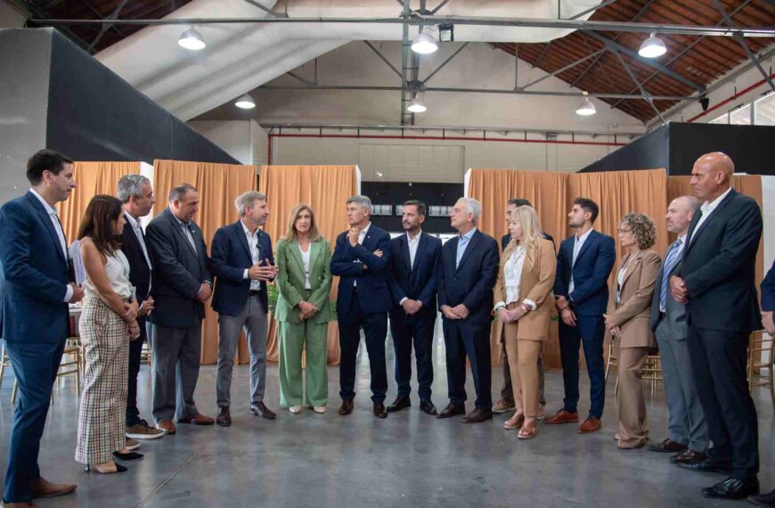 Frigerio participó del encuentro de intendentes en Paraná