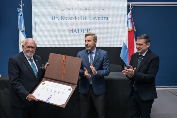 El gobernador participó de la entrega del título Honoris Causa a Ricardo Gil Lavedra