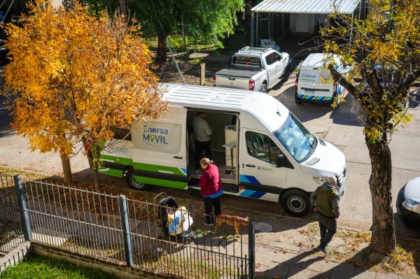 Enersa estuvo con su oficina móvil en el barrio Paraná XIV