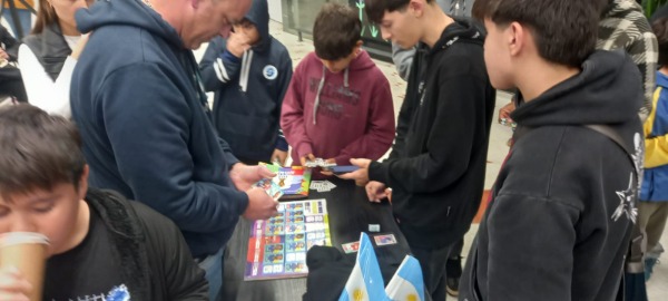 La fiebre mundialista llegó a Concordia con intercambio de figuritas