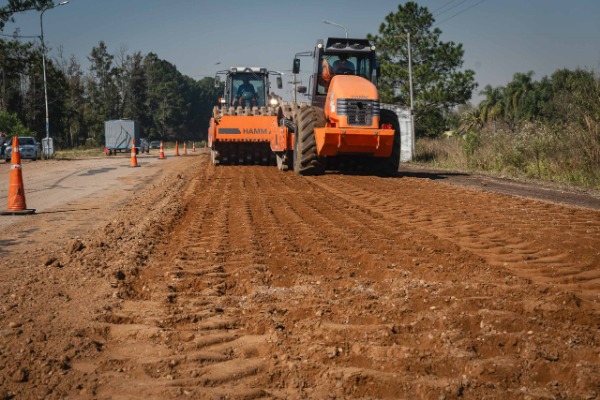 Con la intervención de la ruta 4 en Los Charrúas comenzó la segunda etapa de bacheo en diferentes puntos de la provincia
