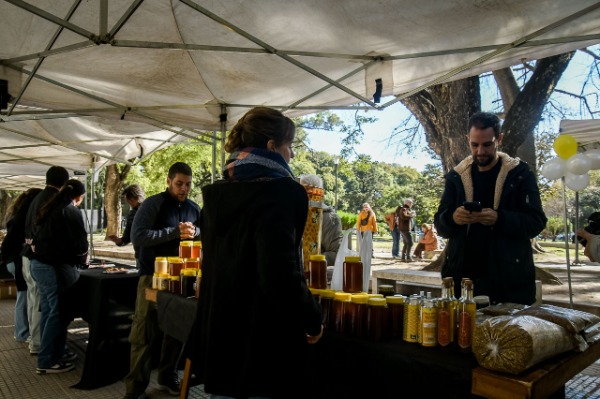 Semana de la Miel en Paraná con ferias de producciones locales