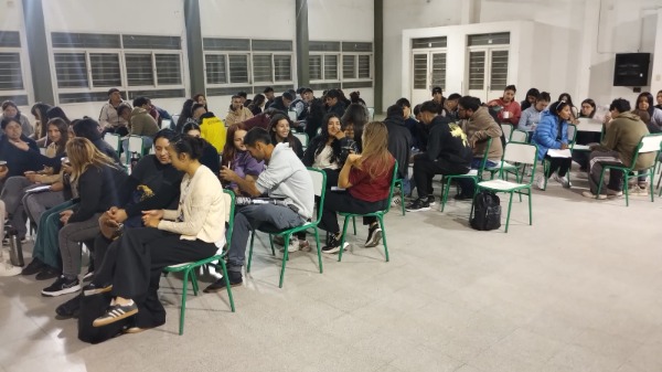 Los talleres “Hablemos sobre Suicidio” llegaron a docentes y alumnos del ESJA en Concepción del Uruguay