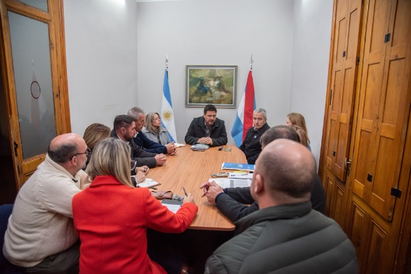 Autoridades de la provincia se reunieron con las ligas de comunas y los bloques legislativos por la coparticipación
