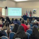 Emprendedores, artesanos, estudiantes y comerciantes fueron capacitados en marketing en Concordia