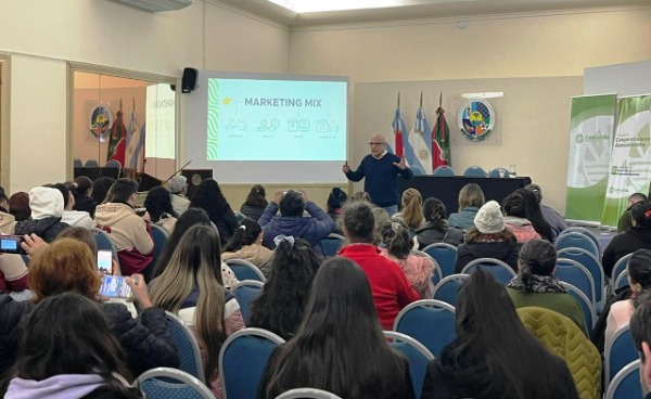 Emprendedores, artesanos, estudiantes y comerciantes fueron capacitados en marketing en Concordia