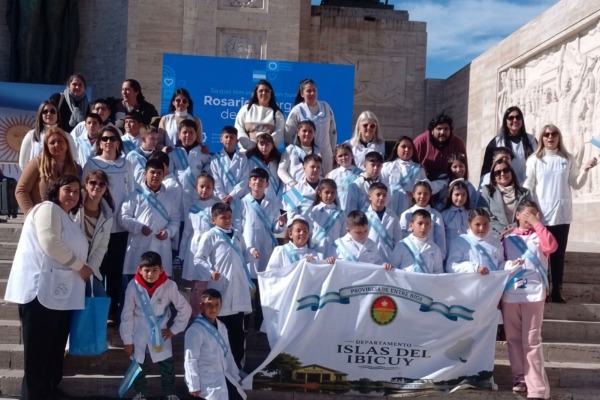 Estudiantes de Islas del Ibicuy realizaron la promesa de lealtad a la Bandera en Rosario