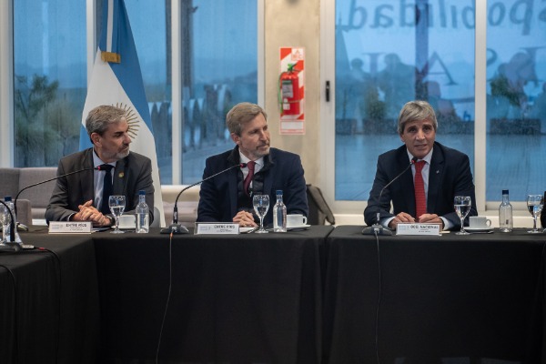 Frigerio recibió a Caputo en Paraná y afirmó: «Estamos en condiciones de escribir el próximo capítulo del pacto fiscal»