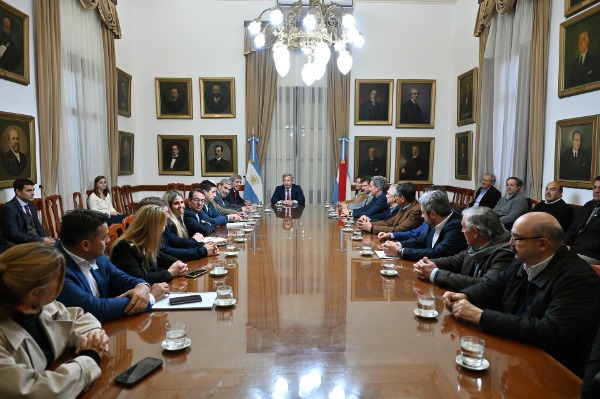 El gobernador encabezó un encuentro entre Caputo y empresarios entrerrianos