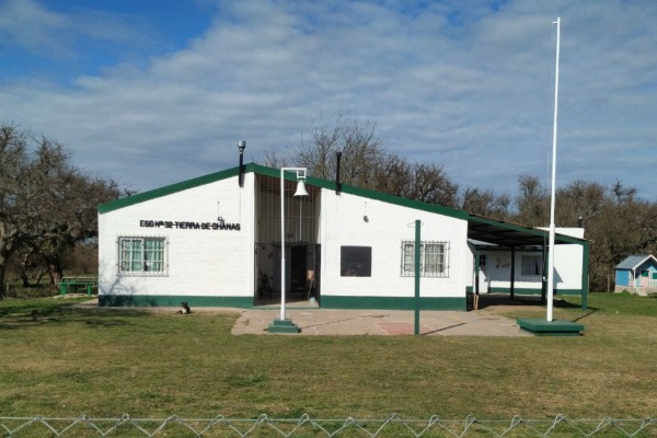 Ejecutan obras en escuela de Ceibas para fortalecer infraestructura y abastecimiento de agua 