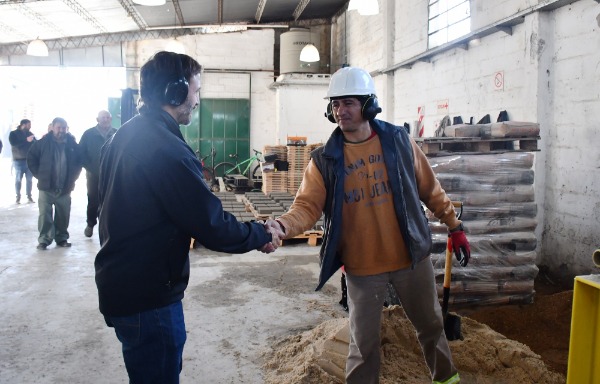 Azcué recorrió la nueva Planta Municipal de Adoquines en Concordia