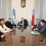El gobernador firmó convenios con municipios y comunas para fortalecer el mantenimiento de caminos provinciales