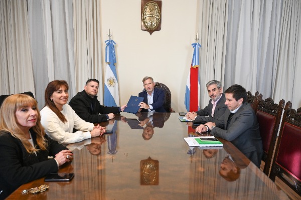 El gobernador firmó convenios con municipios y comunas para fortalecer el mantenimiento de caminos provinciales