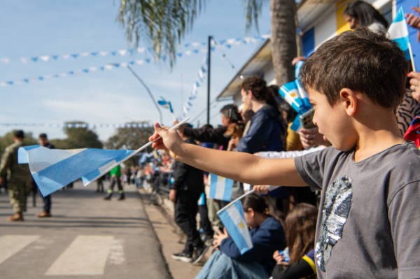 Cientos de vecinos participaron de la celebración por el Día de la Independencia en Paraná