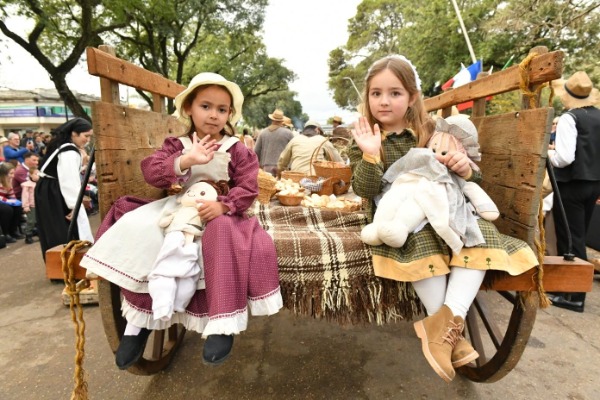 San José celebró el Desfile Evocativo de la 39° Fiesta Nacional de la Colonización.
